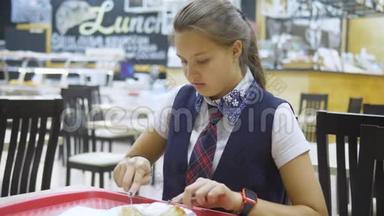 少女在<strong>学校食堂</strong>吃午饭。